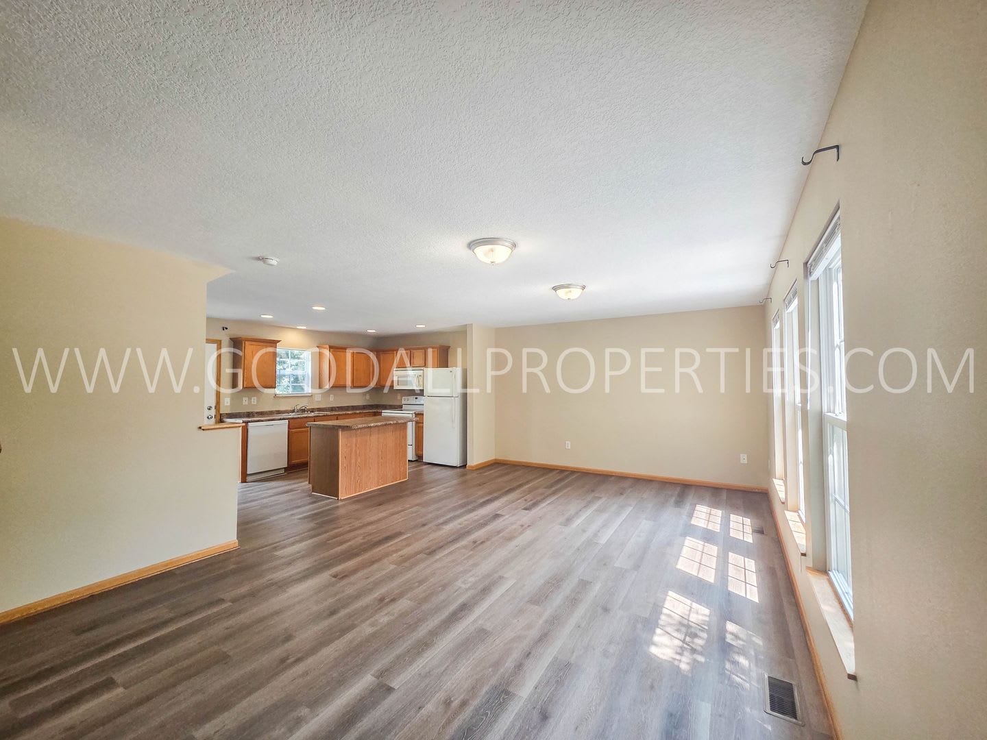 Price reduction!! 2-Bedroom, 2.5-Bath Urbandale Townhome with Attached 2-Car Garage – photo 3