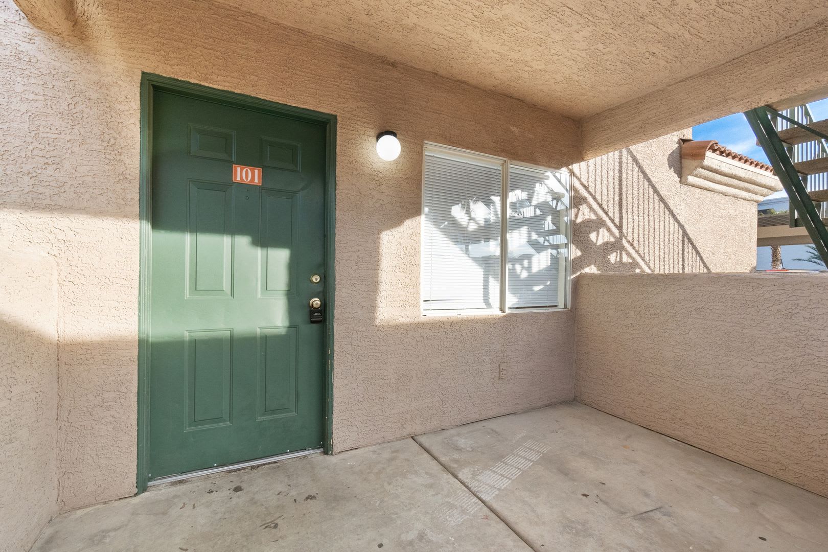 Bright & Open 2 Bed, 2 Bath Condo in Las Vegas – photo 2
