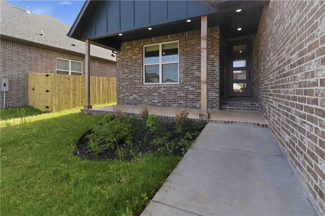 1240 Mammoth Street – photo 2