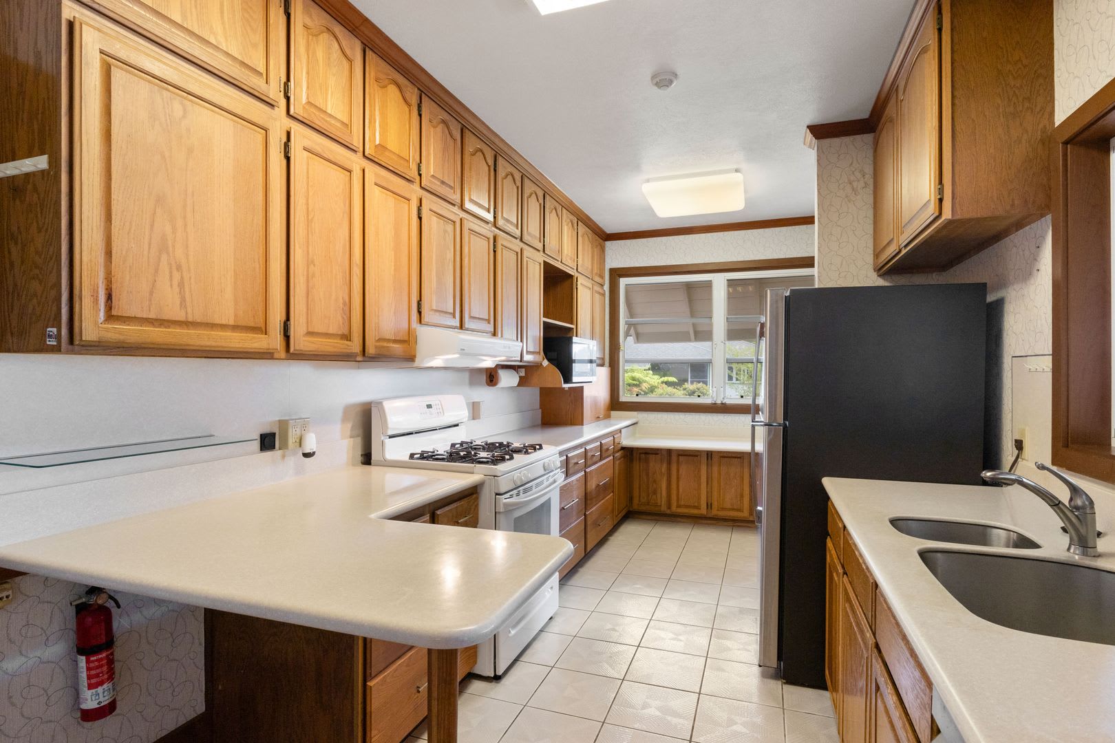 Charming Home in Manoa – Spacious & Peaceful Living – photo 5