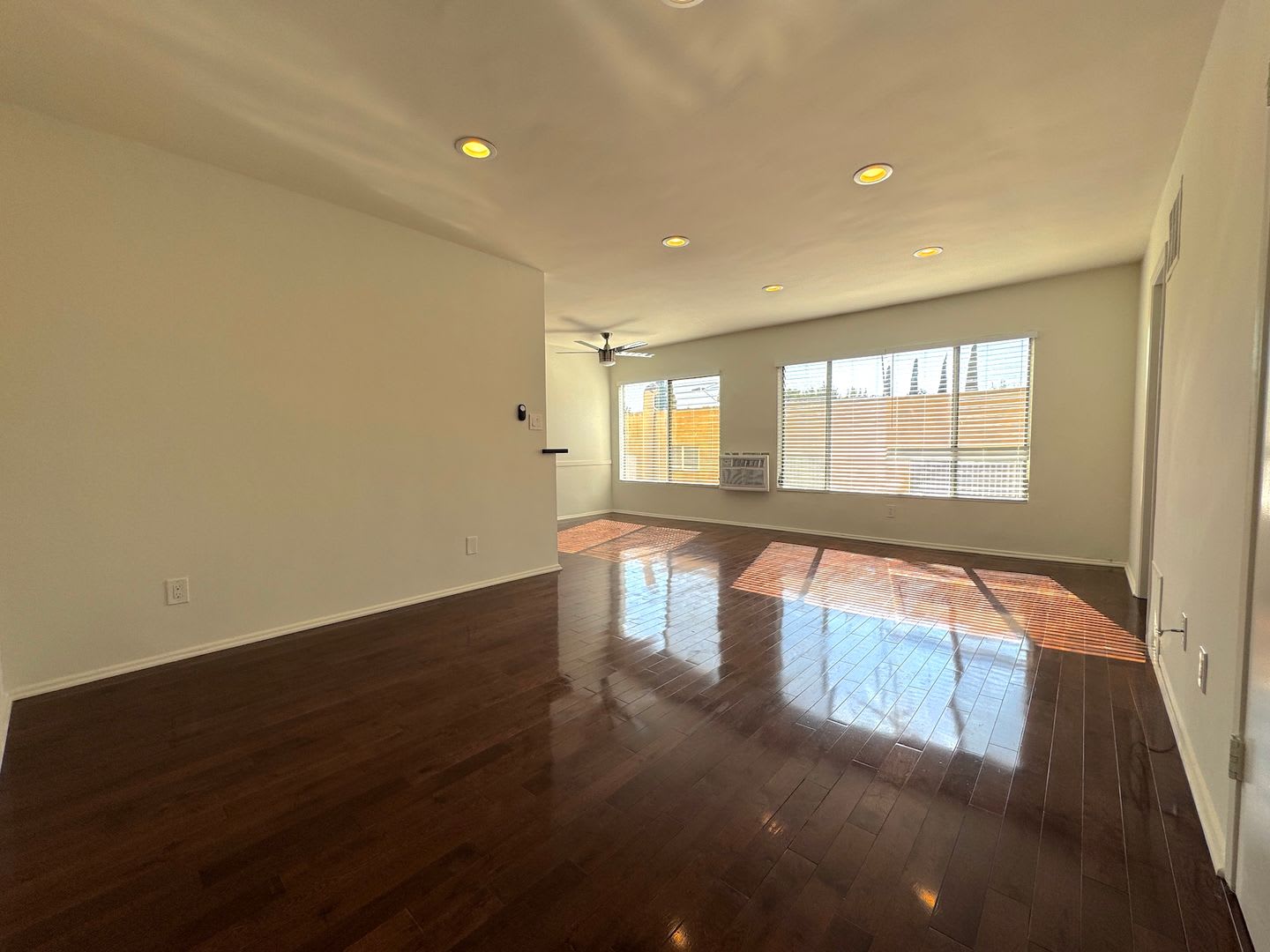 Spacious Top Floor 1 Bedroom in West Hollywood! – photo 3