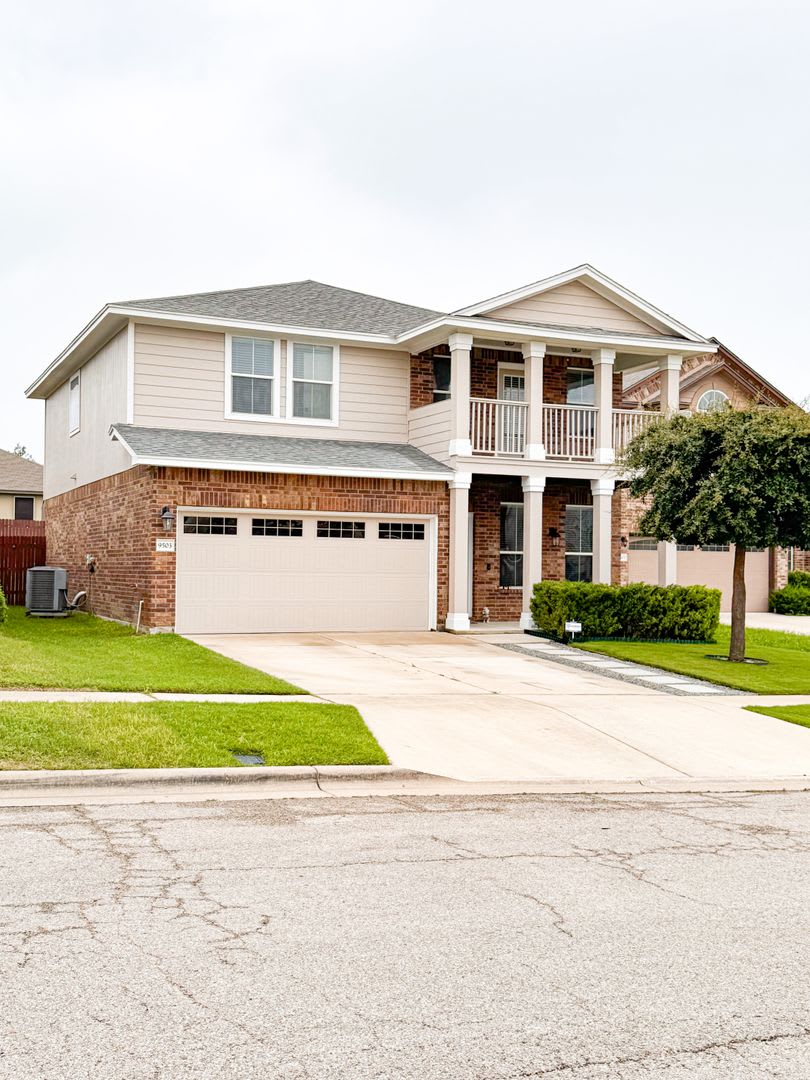 Pending Beautiful Home In Yowell Ranch – photo 2