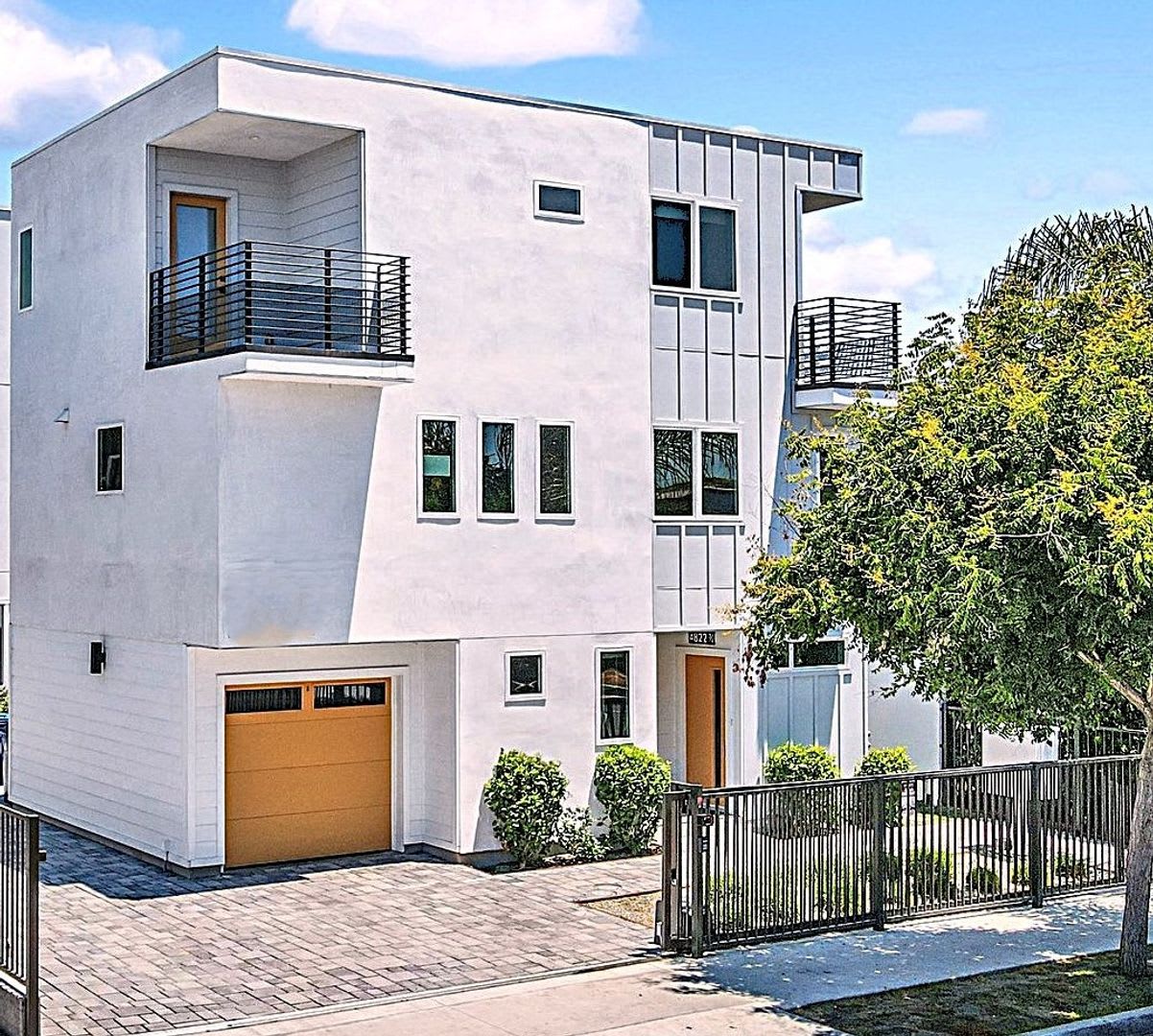 New building, 3 story townhouse, 2+2.5, gated, 2 balconies, great natural light, Secure parking – photo 1