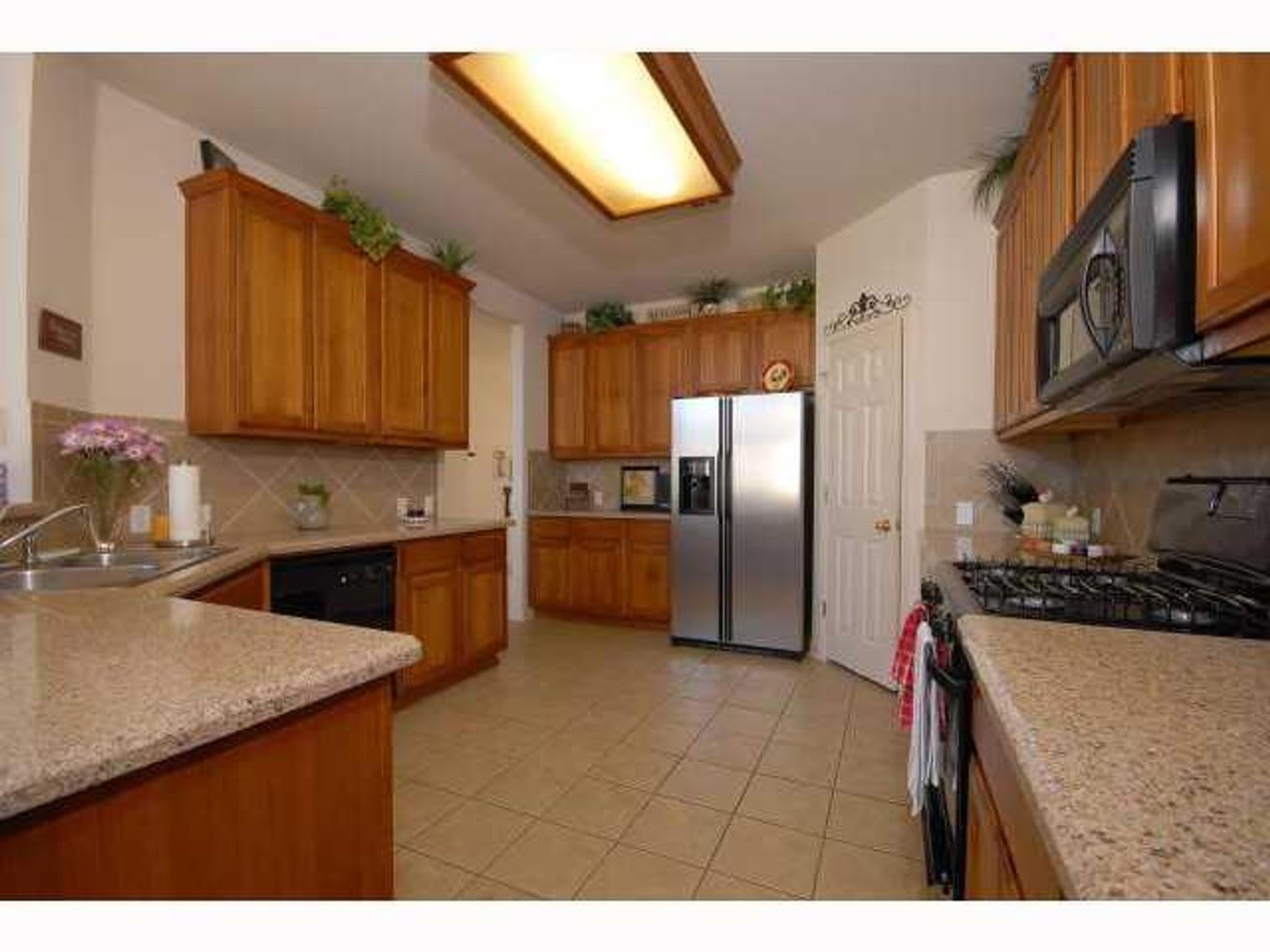 GREAT 4 BEDROOM WITH ALL THE BELLS AND WHISTLES – photo 3
