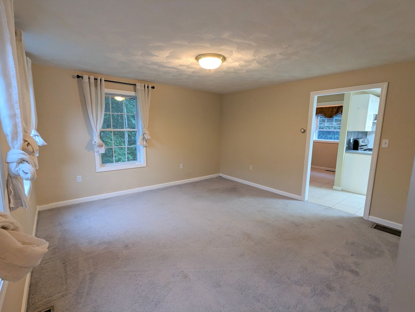 3 bed, 2 1/2 bath, Single Family Home in Plaistow, NH – photo 3