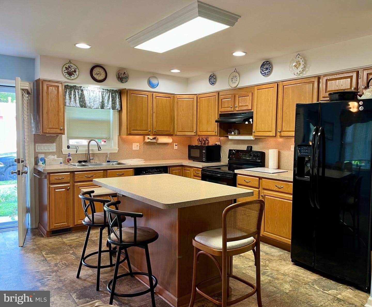 870 BROADFIELD DR – photo 2