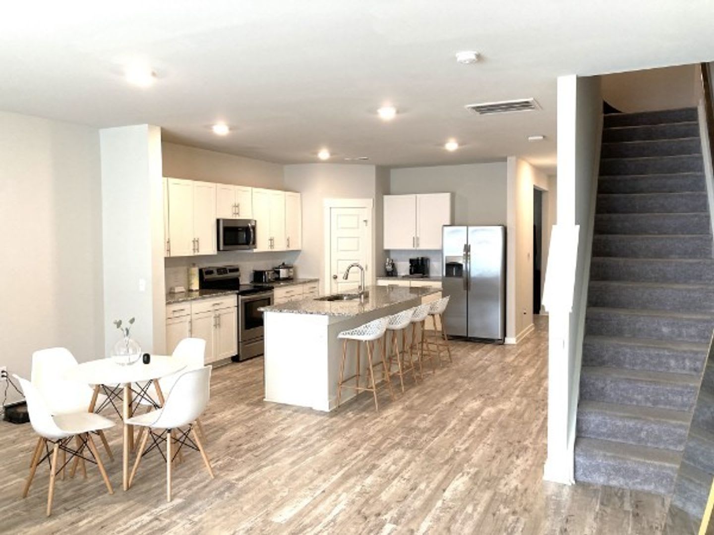 Spacious Condo with 2 Car Garage! – photo 1