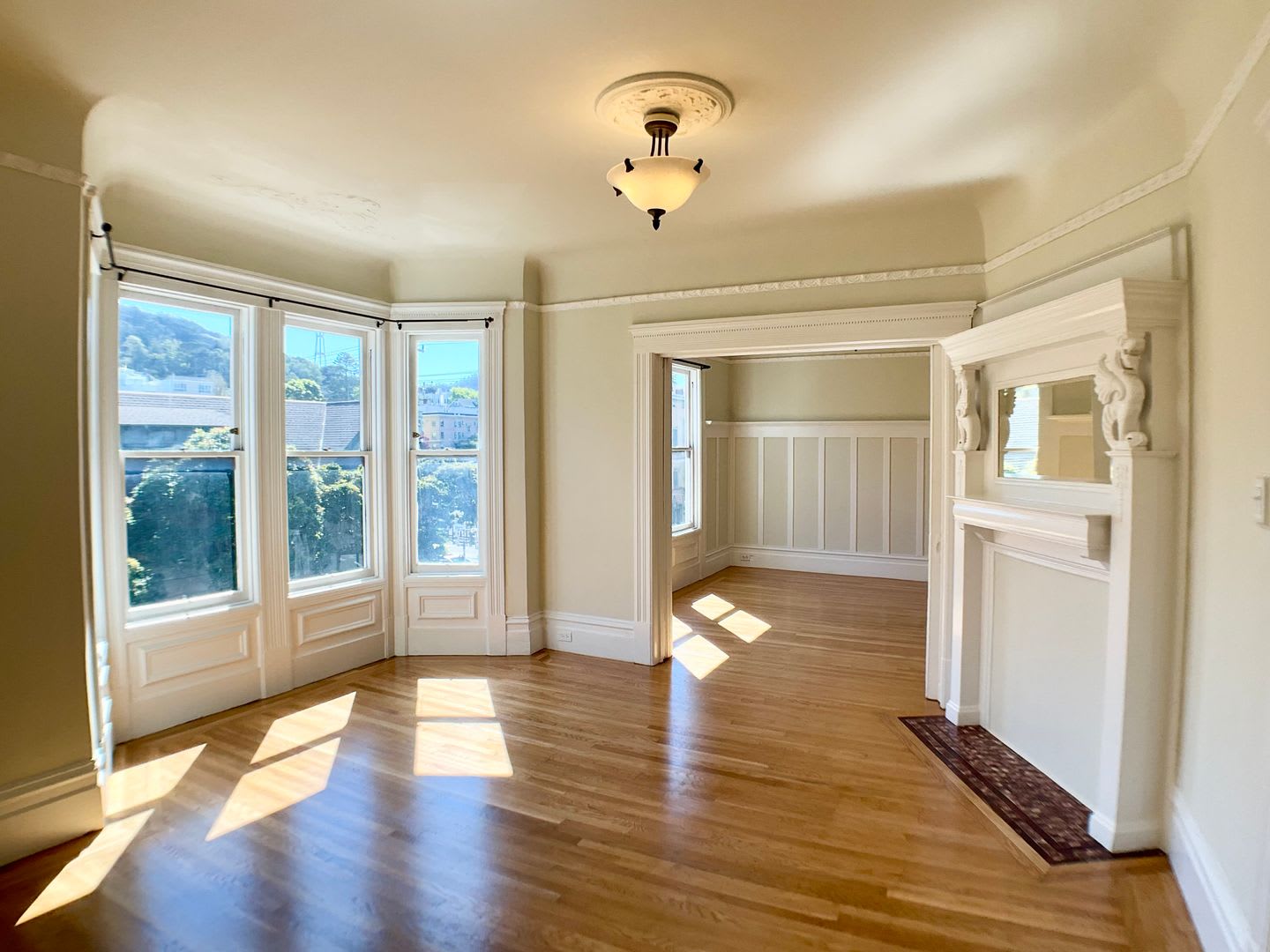 Top Floor FULL FLOOR FLAT! Dual-Pane Windows, Dishwasher, Laundry On-site! – photo 1