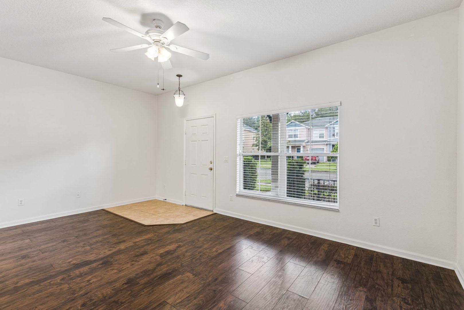 Charming Avalon Park 3/2.5 Townhome with 2-Car Garage! – photo 3