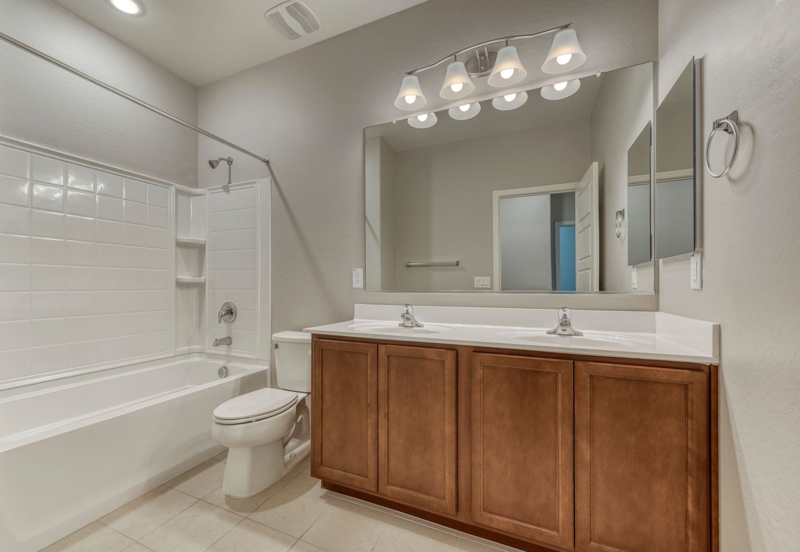 Like New Single Level 4 Bedroom 2 5 Bathroom In Gated Community Huge Kitchen Large Lot Across From Community Trail Close To Westgate District – photo 4