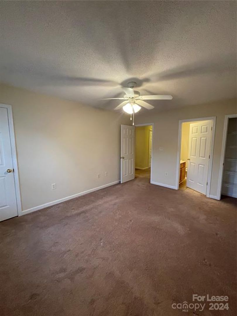 Charming 2 Bedroom Townhouse with Included Lawncare – photo 5