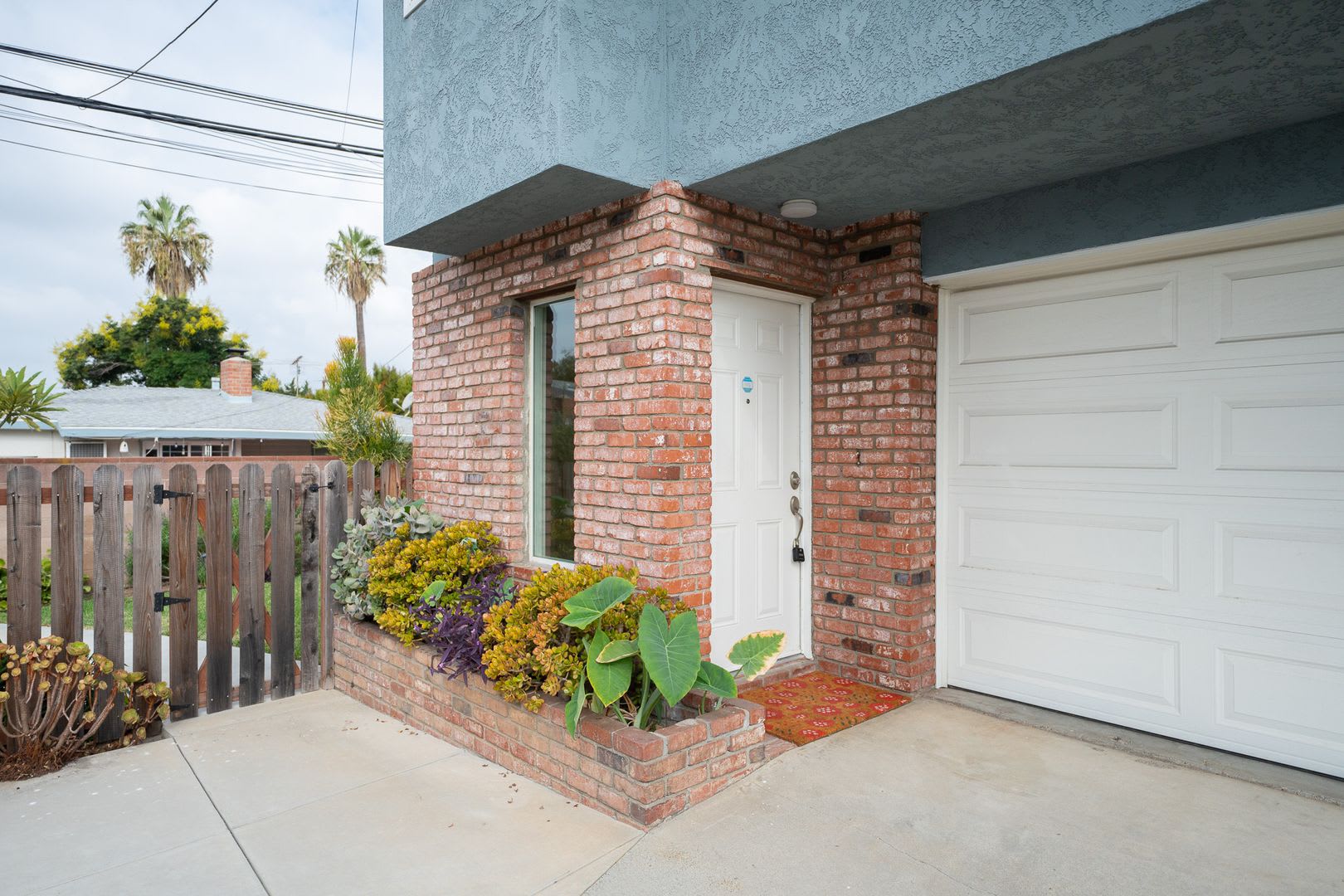 Contemporary New home in Monrovia – photo 1
