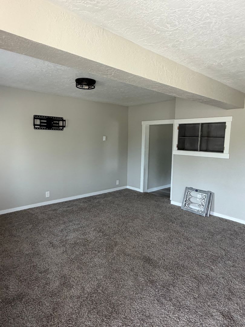 Adorable Three-bedroom home! Centrally Located – photo 5