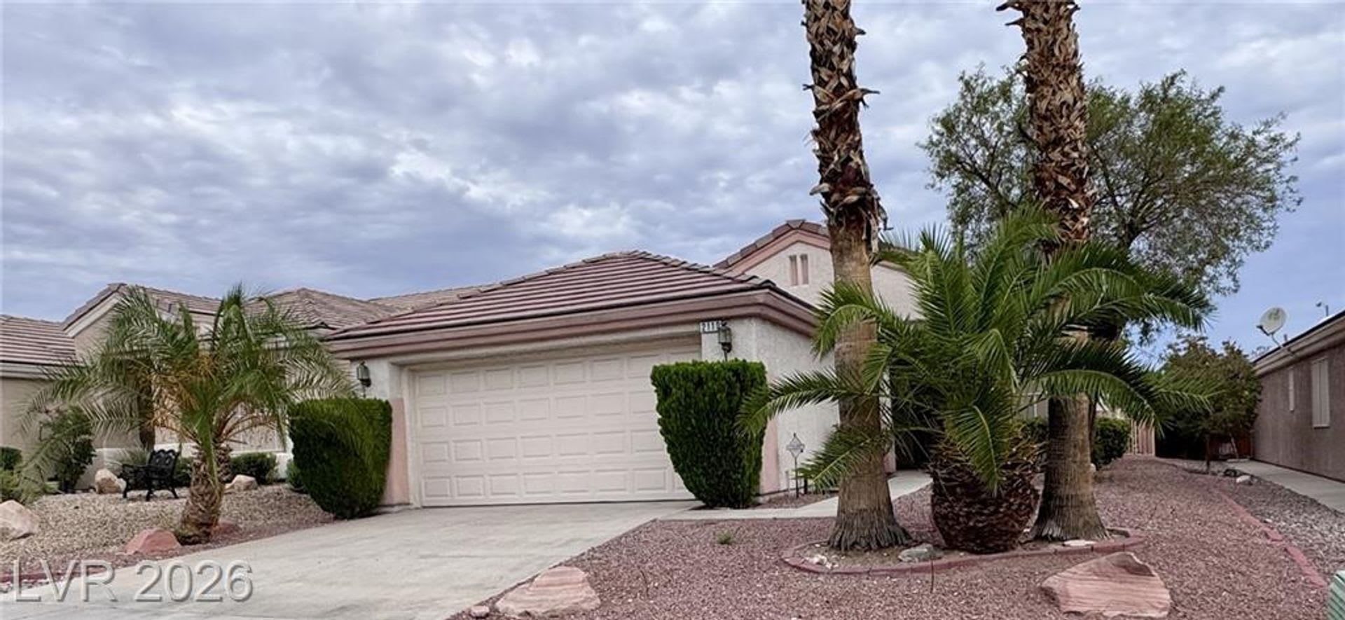 Beautiful 55+ Home with Vaulted Ceilings & Stainless Steel Kitchen – photo 1