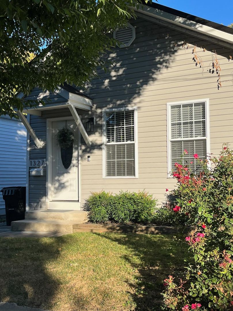 Beautifully Renovated Two Bedroom Highlands Home – photo 2