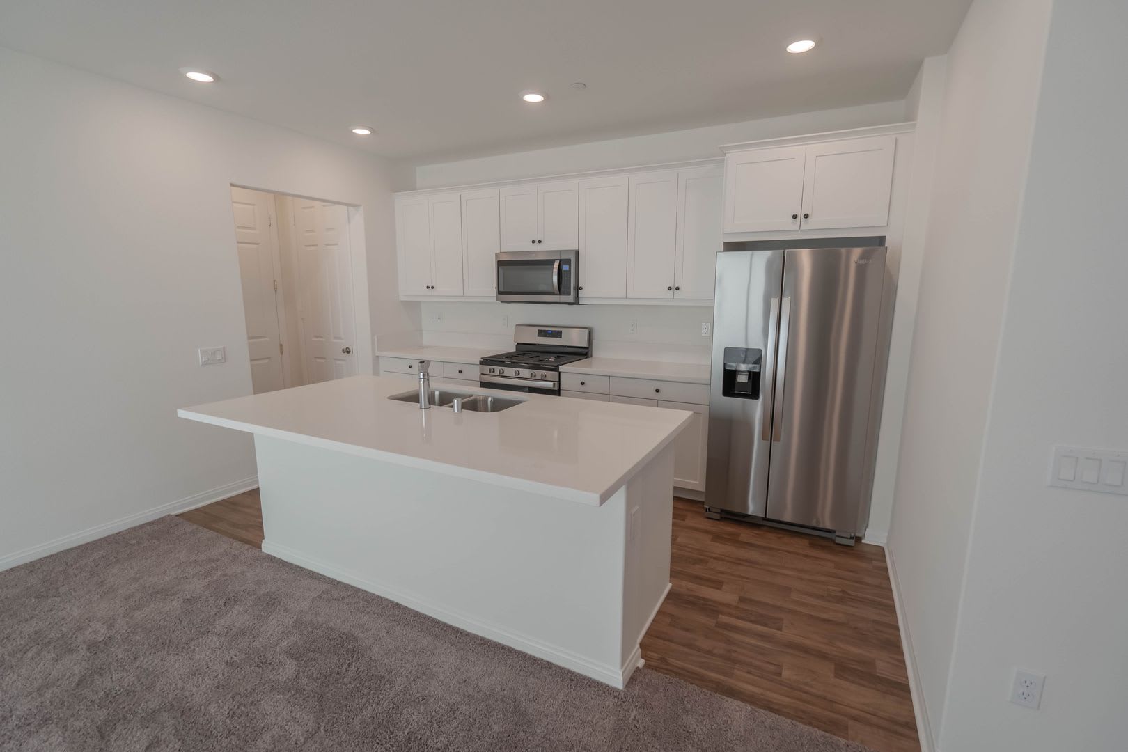 3 Bedrooms in the Five Points Community of Valencia! – photo 4