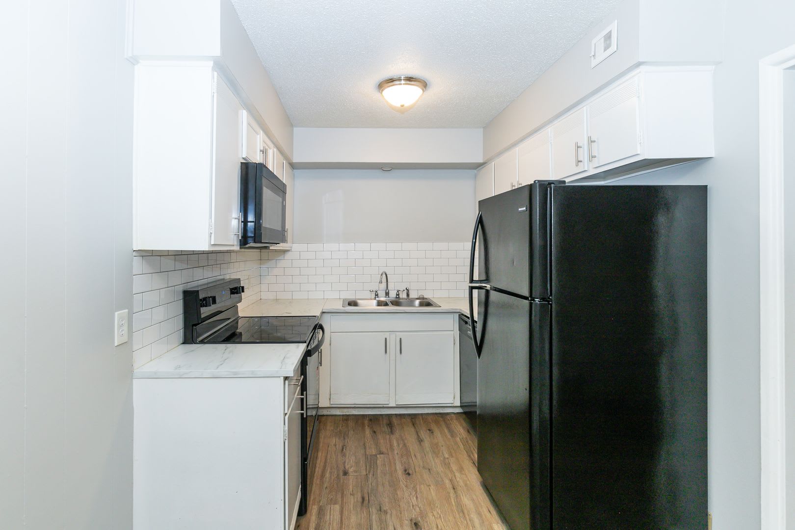 2 Bed 1.5 Bath Apartment in North Kansas City – photo 1