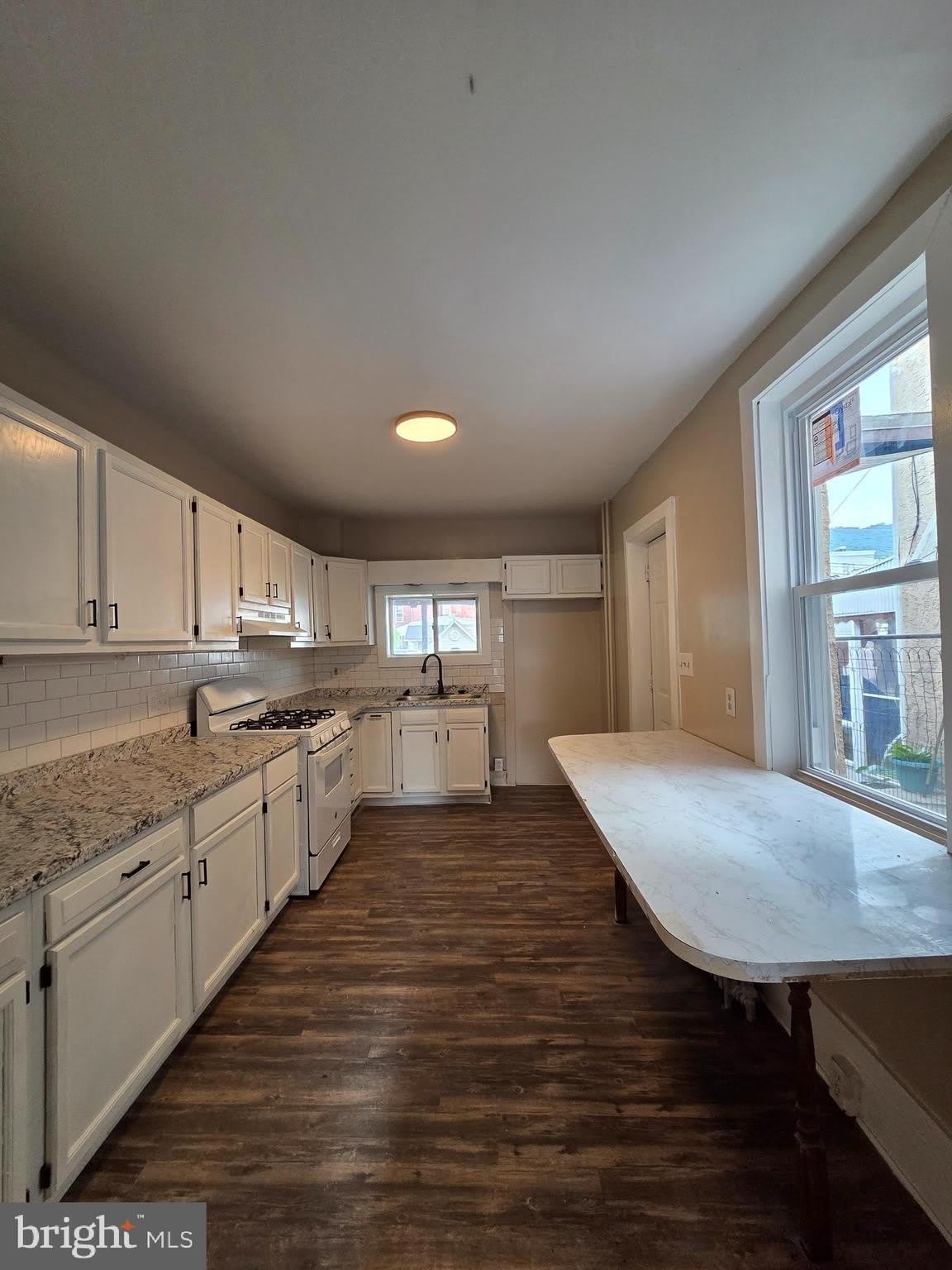 1335 MOSS Street – photo 4