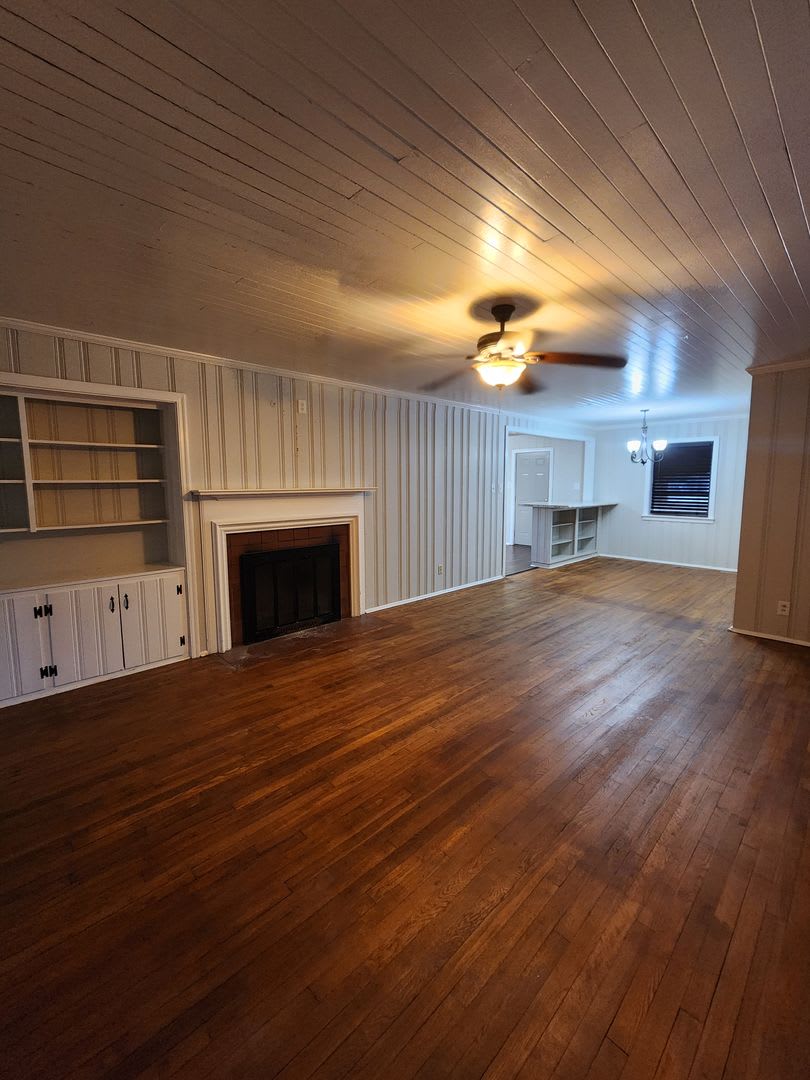 Spacious 3-Bedroom Brick Home with Fireplace and Wood Floors in Valdosta – photo 2