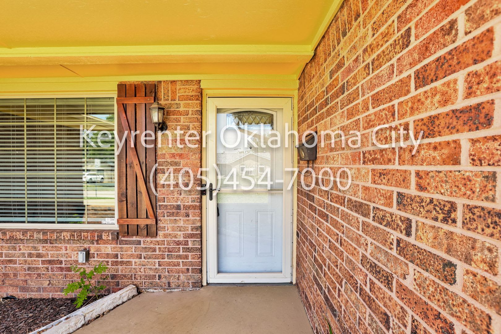 Spacious 3 Bedroom Home With Fireplace And 2 Car Garage In Oklahoma City – photo 3
