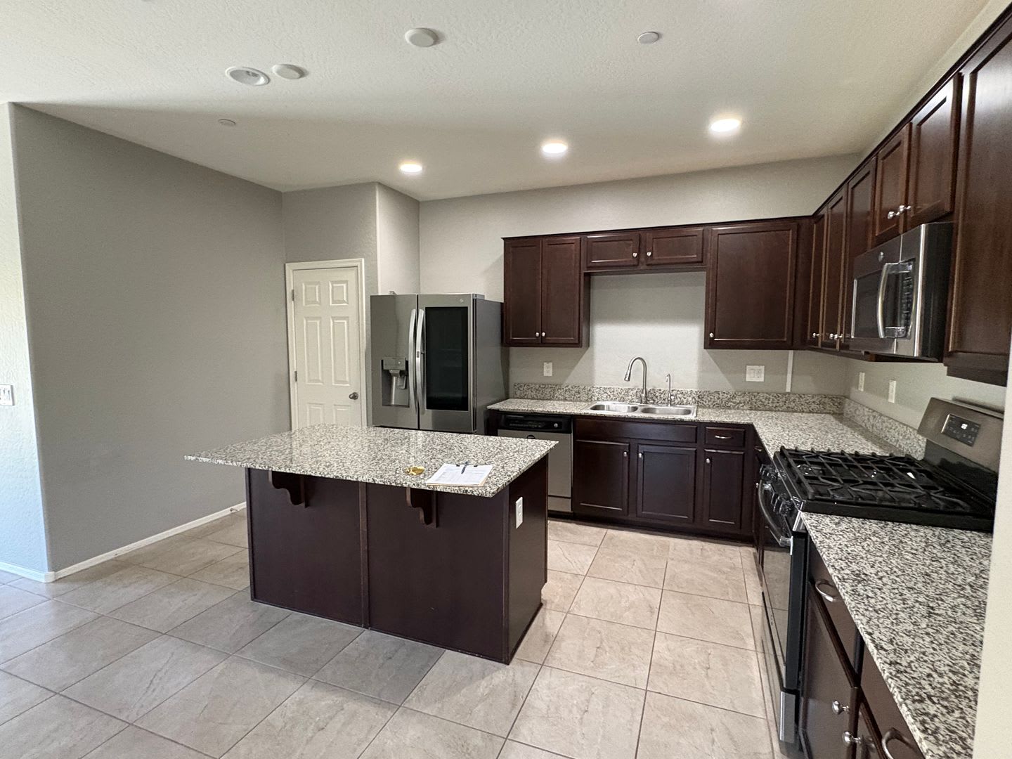 Spacious 4Bd 2Ba In Verrado – photo 4