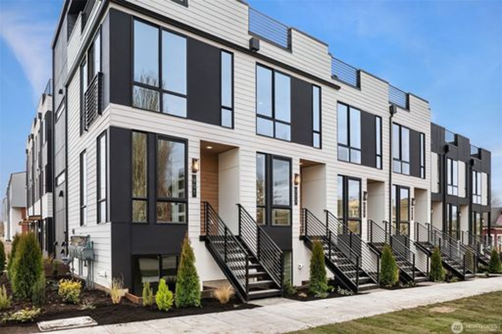 Elegant Ballard 2 year old townhome – photo 1