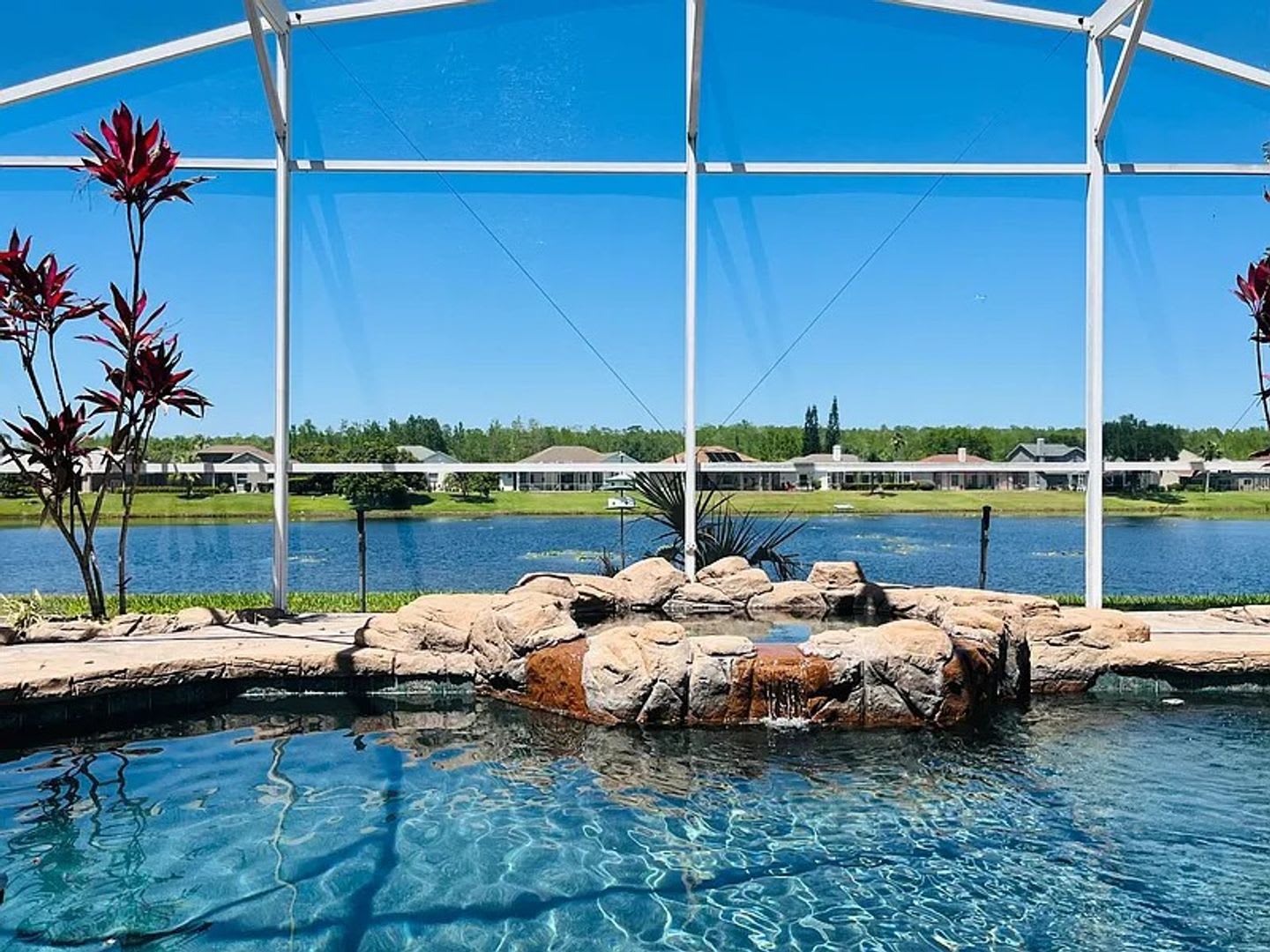 Captivating 4 Bedroom 2 Bath Pool Lake Home – photo 2
