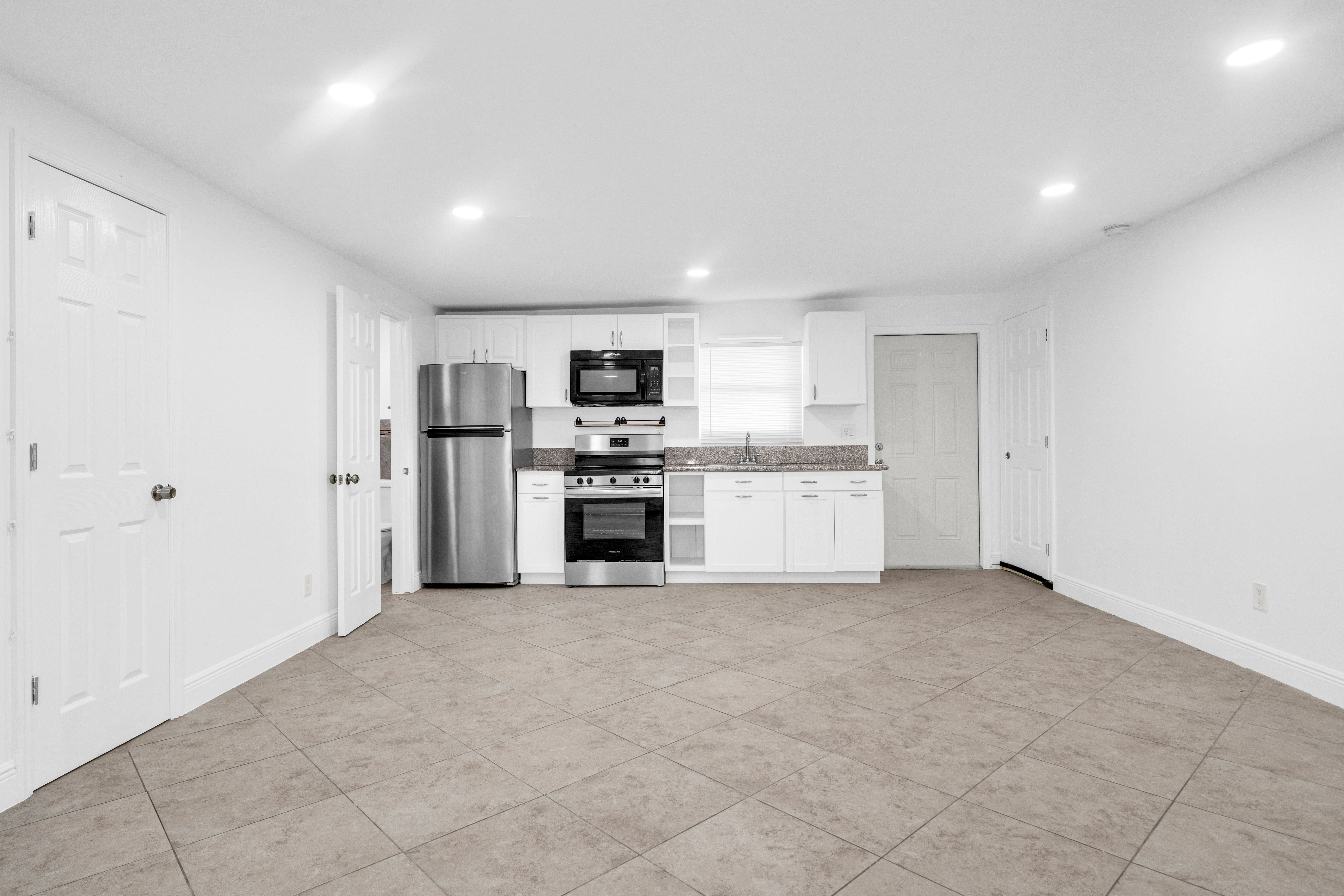 1041 Northeast 9th Avenue – photo 2