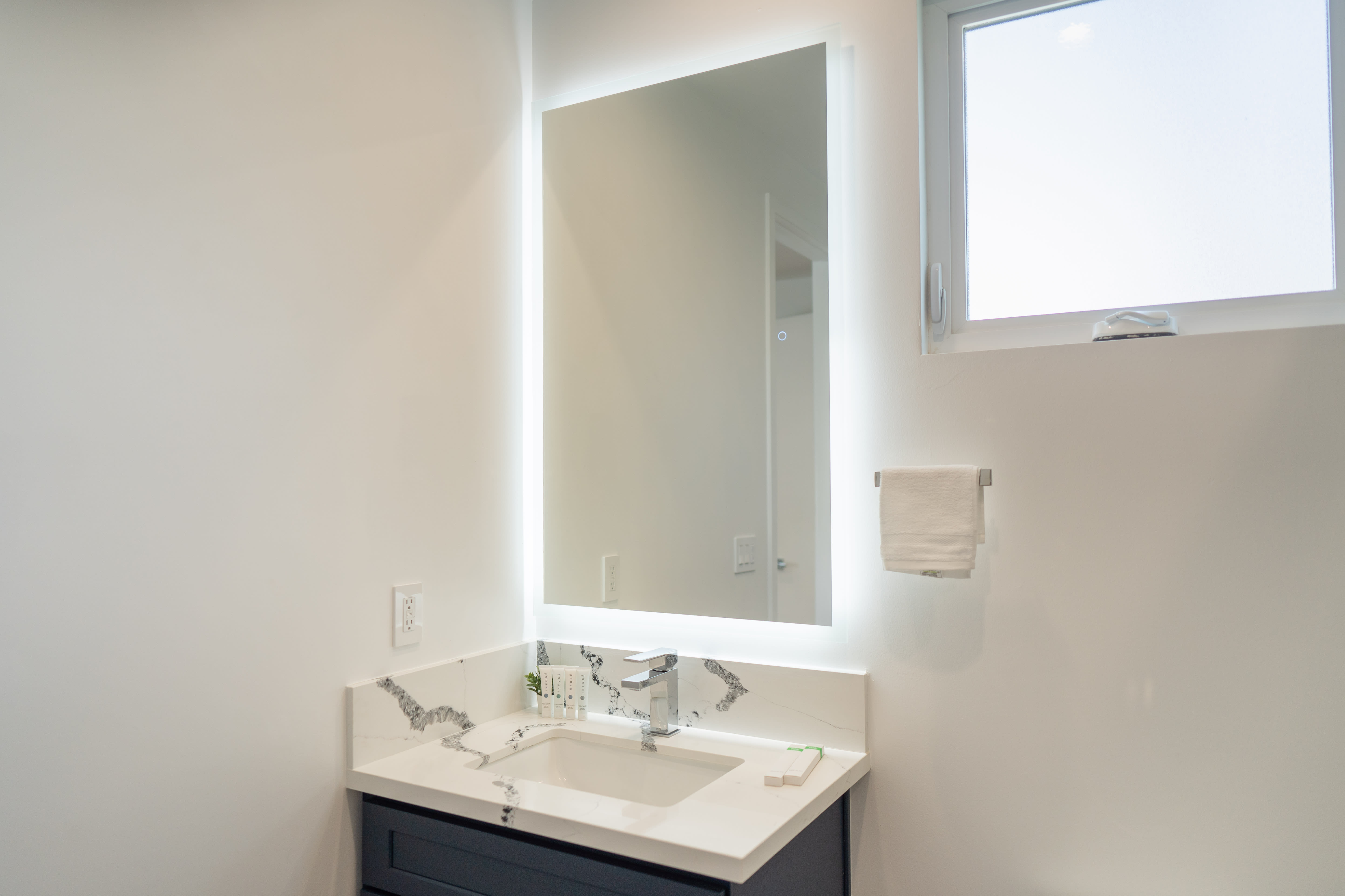 4827 Riverton Ave – photo 4