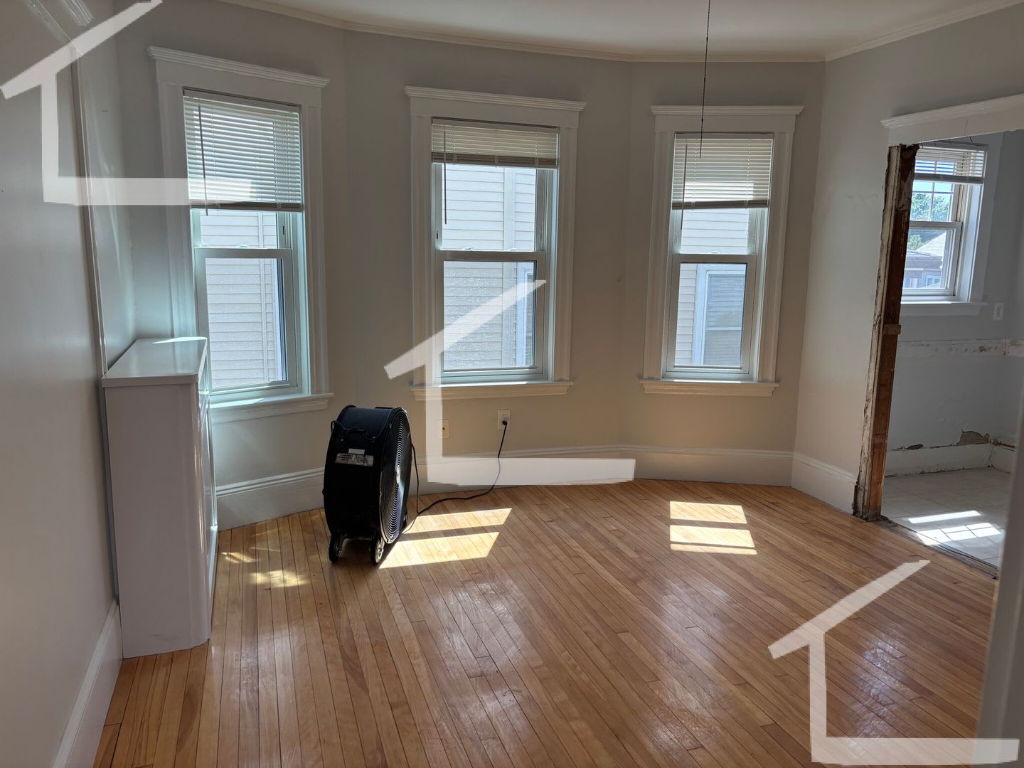 Huge Newly Renovated 3 Bed Unit Near Oak Square – photo 4