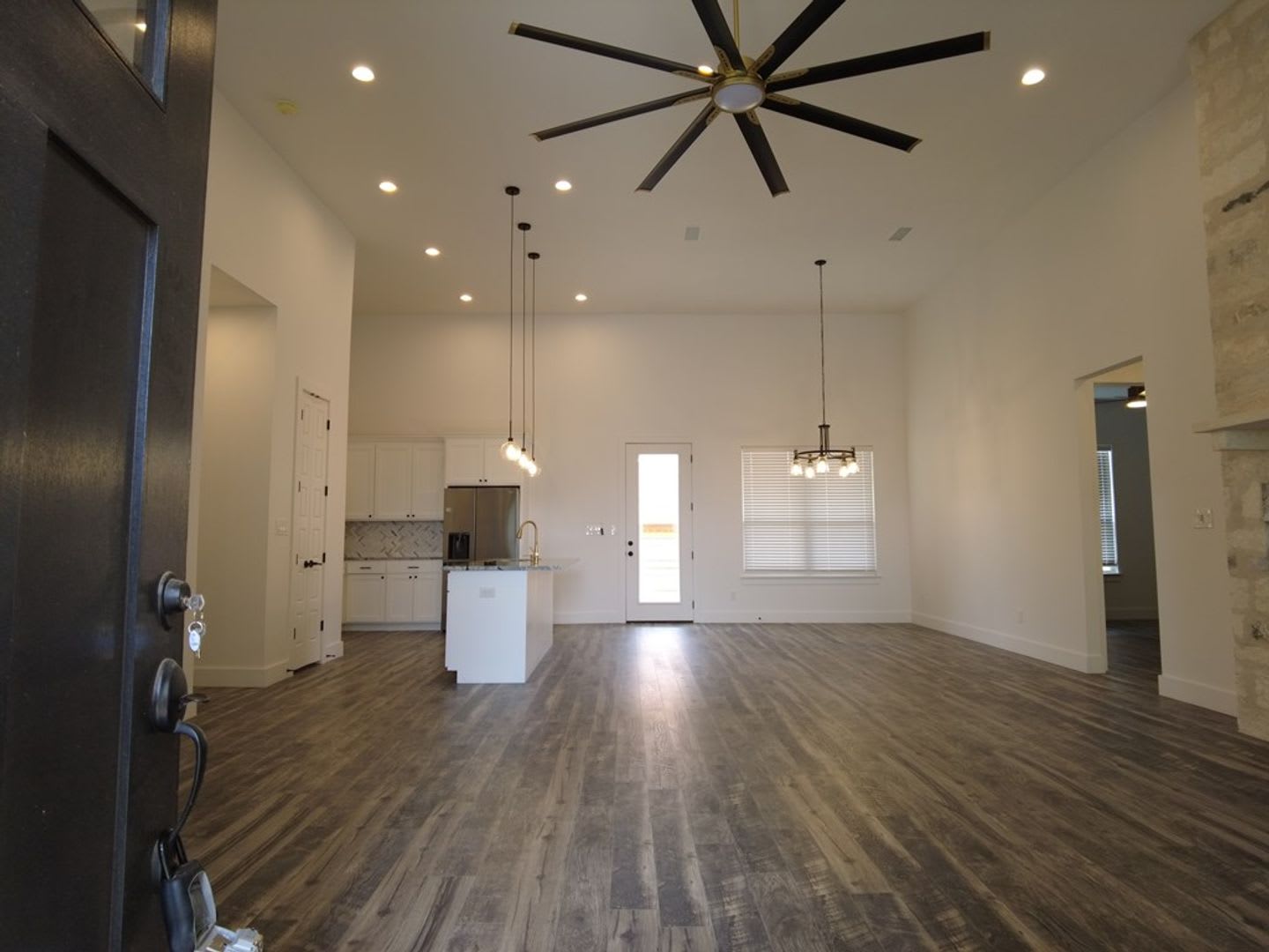 FOR LEASE!! – photo 4