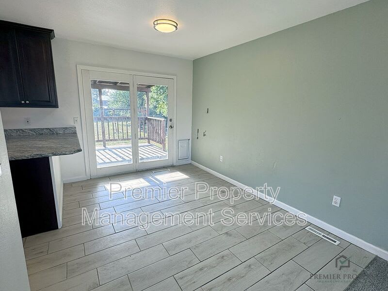 140 Peters St. – photo 5