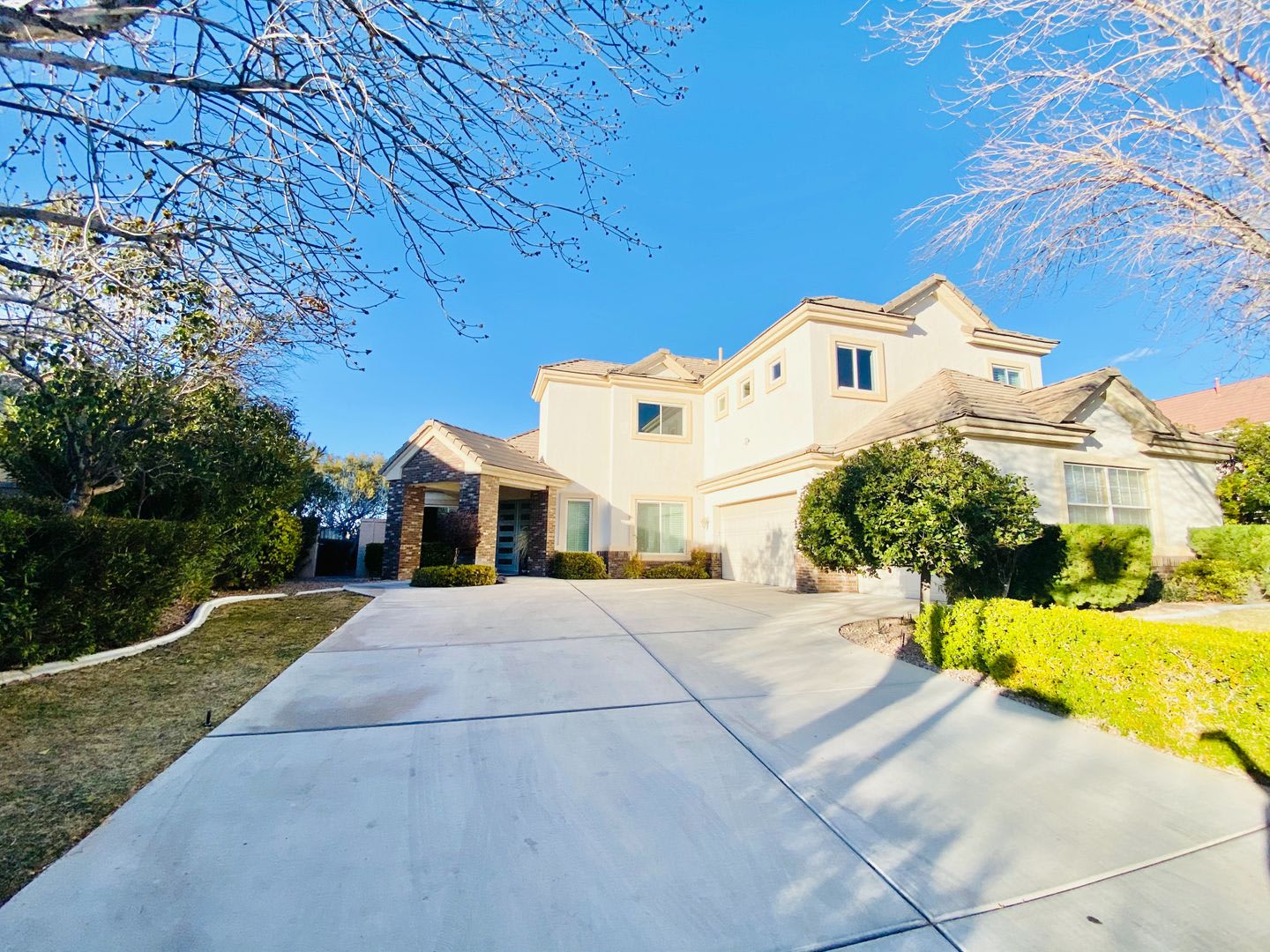 Beautiful 2 Story Home In Queensridge Guard Gated Community With Spacious 5 Bedrooms 4 Bathrooms Luxury Features And High Ceilings 3 Car Garage Private Backyard And Great Natural Lighting Guard Gated Zoned For Pal Verde High School – photo 2