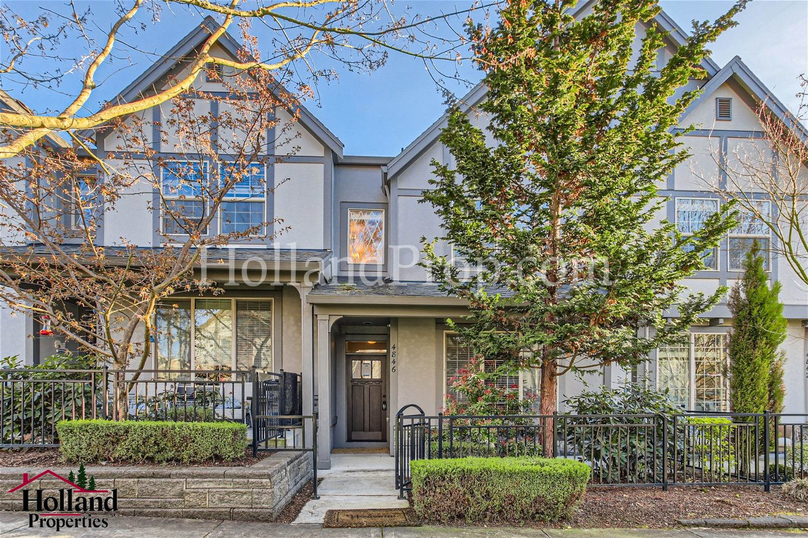 Elevated Two-Level Living with Modern Comfort &amp; Style – photo 1