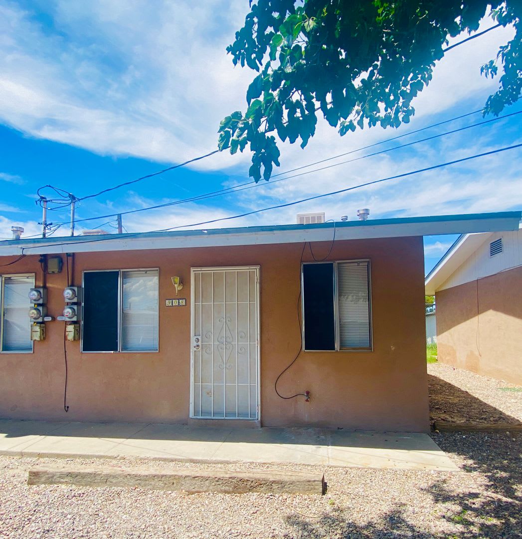 1 Bedroom 1 bath unit available now! – photo 1
