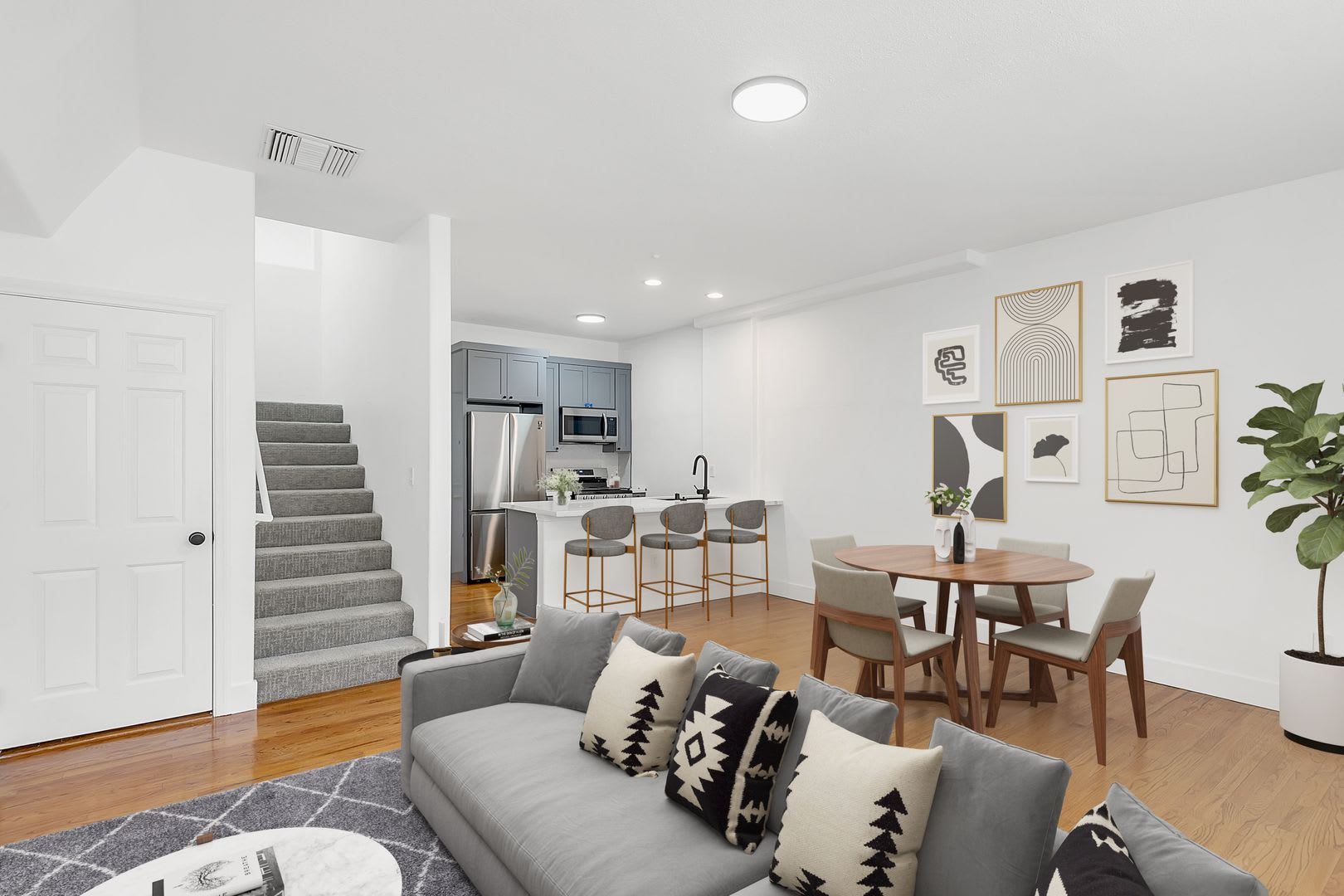 1827 N Wilcox Ave Now Offering A 500 Look Lease Credit On Select Units – photo 2