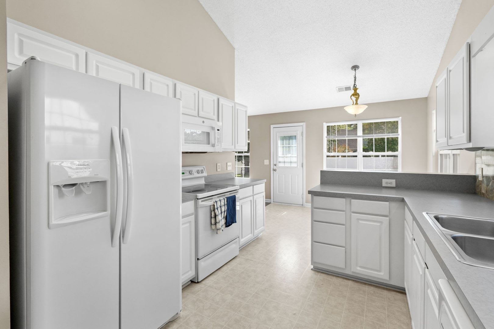 AvaIlable soon! Pet Friendly, Three-Bedroom Home In Southgate! Community Pool! – photo 2