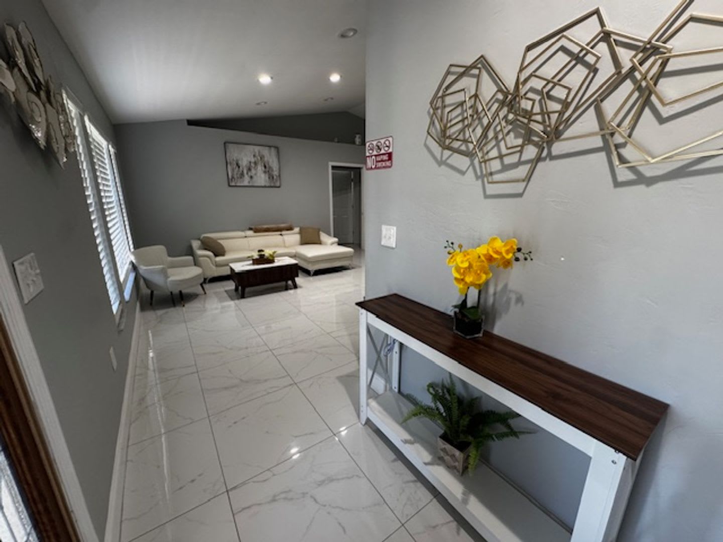 2 bedroom 1.5 bathroom furnished home – photo 3