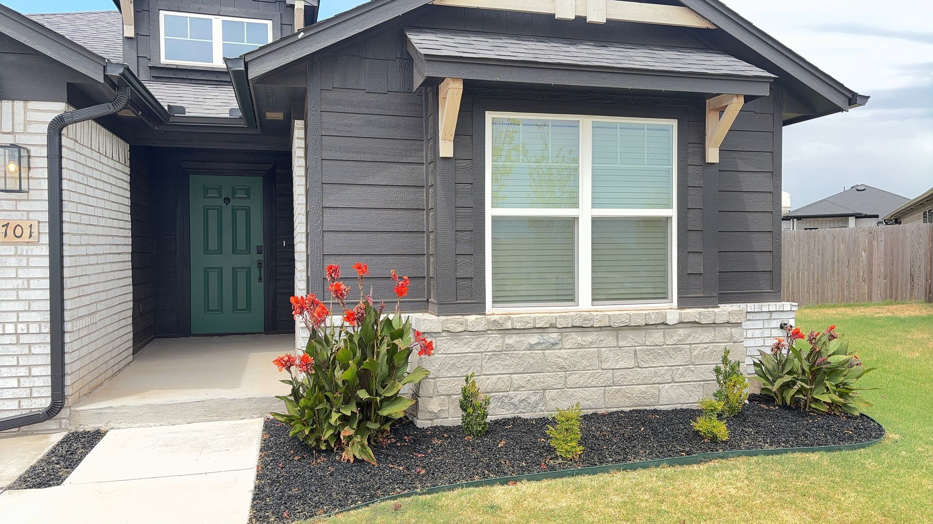 Very Nice 4 Bedroom 2 Bathroom House in Mustang Schools – photo 2