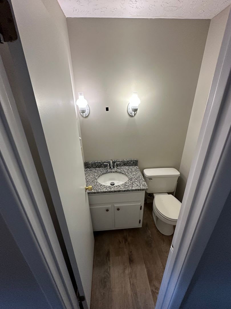 Updated 3 Bed 1.5 Bath Townhome with basement. – photo 3