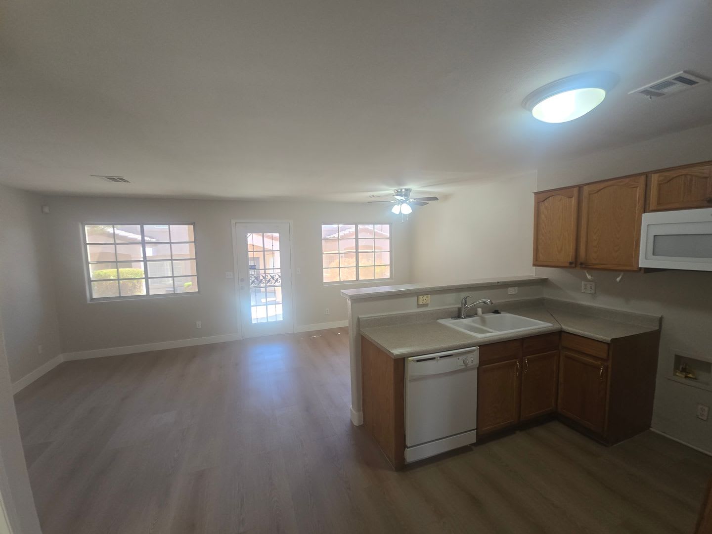 Beautiful 3 Bedroom & 2 1/2 Bath Condo. – photo 2