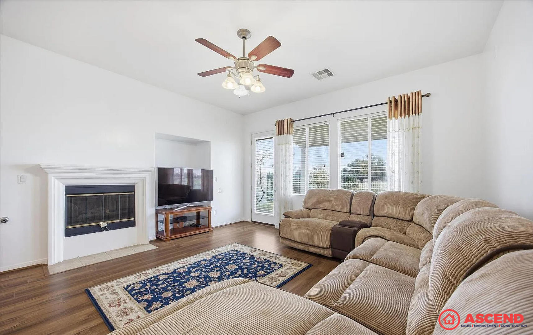 Spacious 4BD/2.5BA + Office Home in Bakersfield's 93312 – Garage & Full Kitchen Package! – photo 5