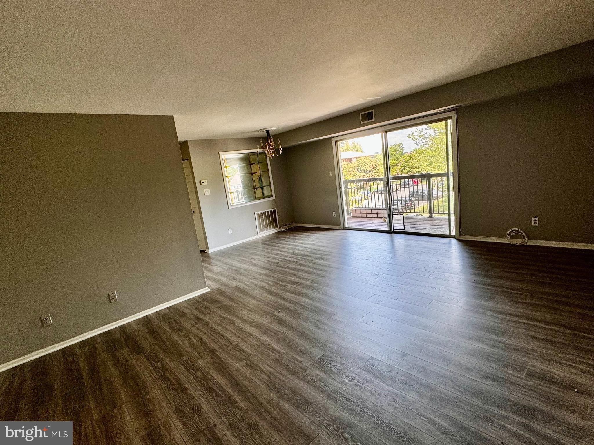 212 LOCUST Street SE – photo 3