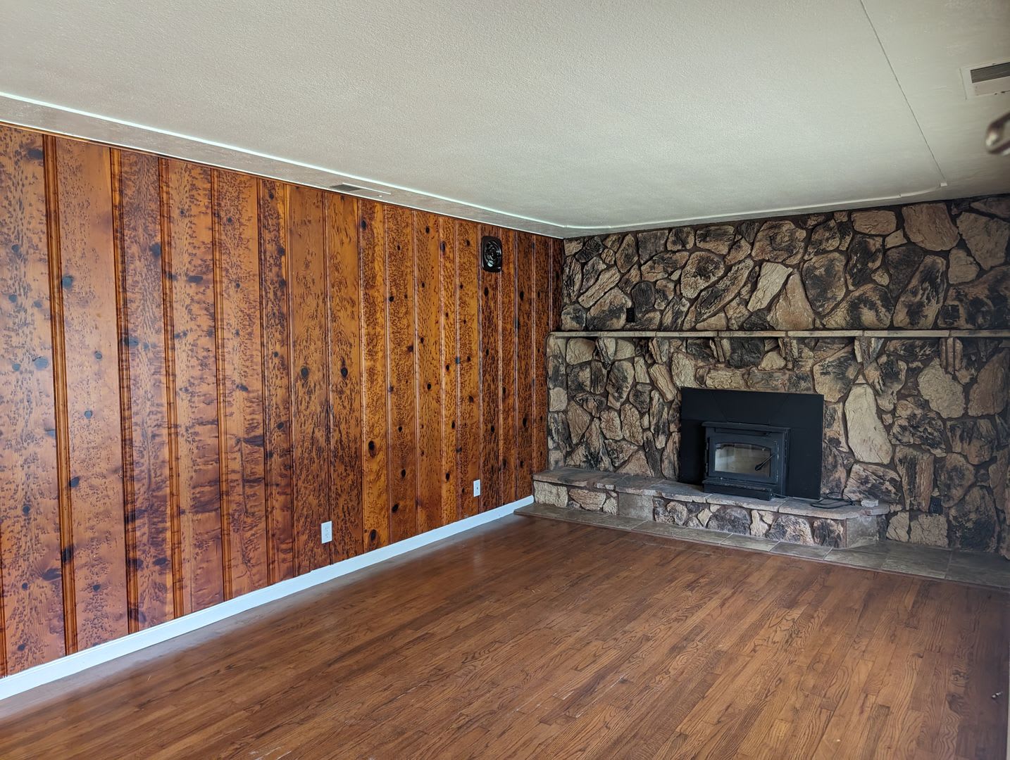 3 Bedroom House Near Shopping and Schools – photo 2