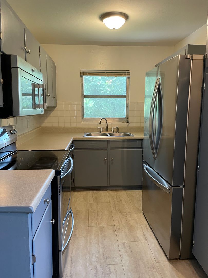 Fall Into Comfort! Spacious 3BR/2BA Upstairs Duplex Near TMH – COMING SOON – photo 3