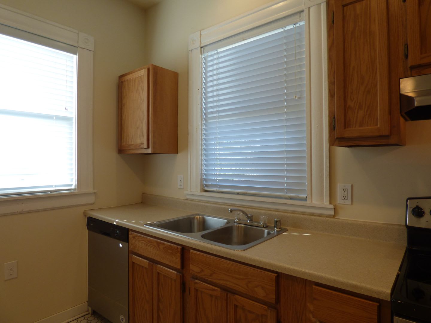 Vintage, Renovated SF House! High Ceilings, HW Floors, Covered Porch, Off-Street Parking! – photo 4