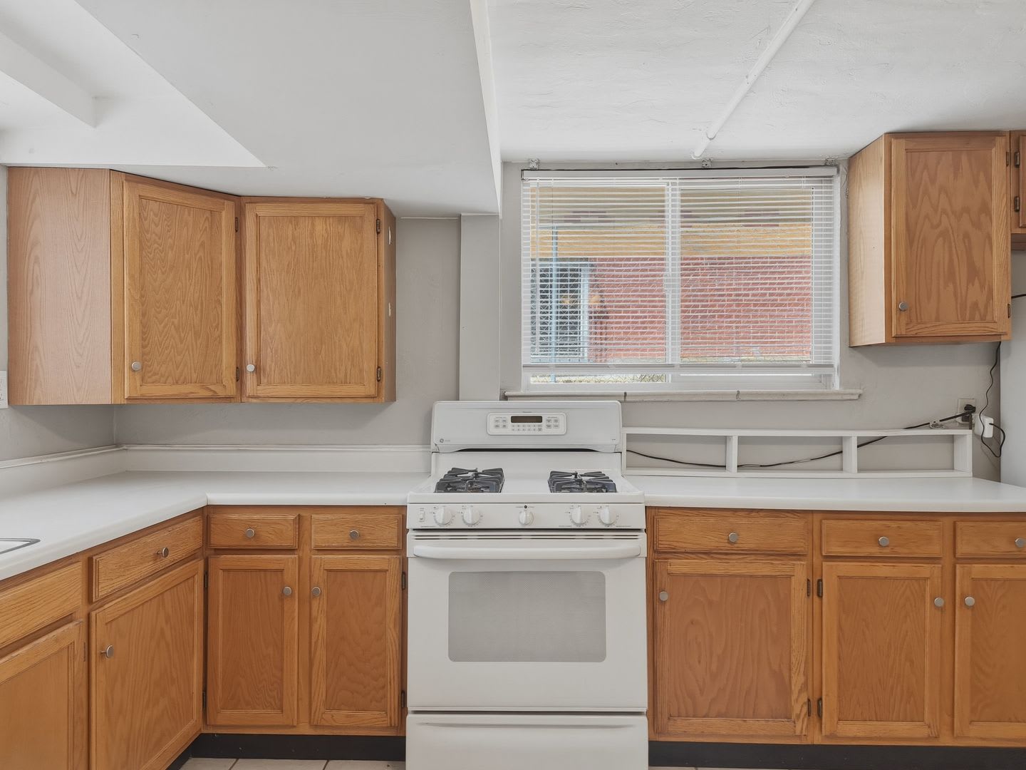 Beautiful 2 Bed, 1 Bath Garden-Level Apartment in Sunnyside! – photo 4