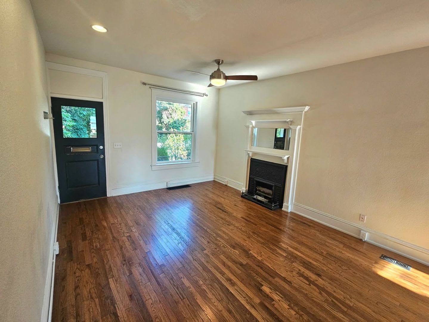 Price Lowered! 2 Bed / 2 Bath Townhome – photo 3
