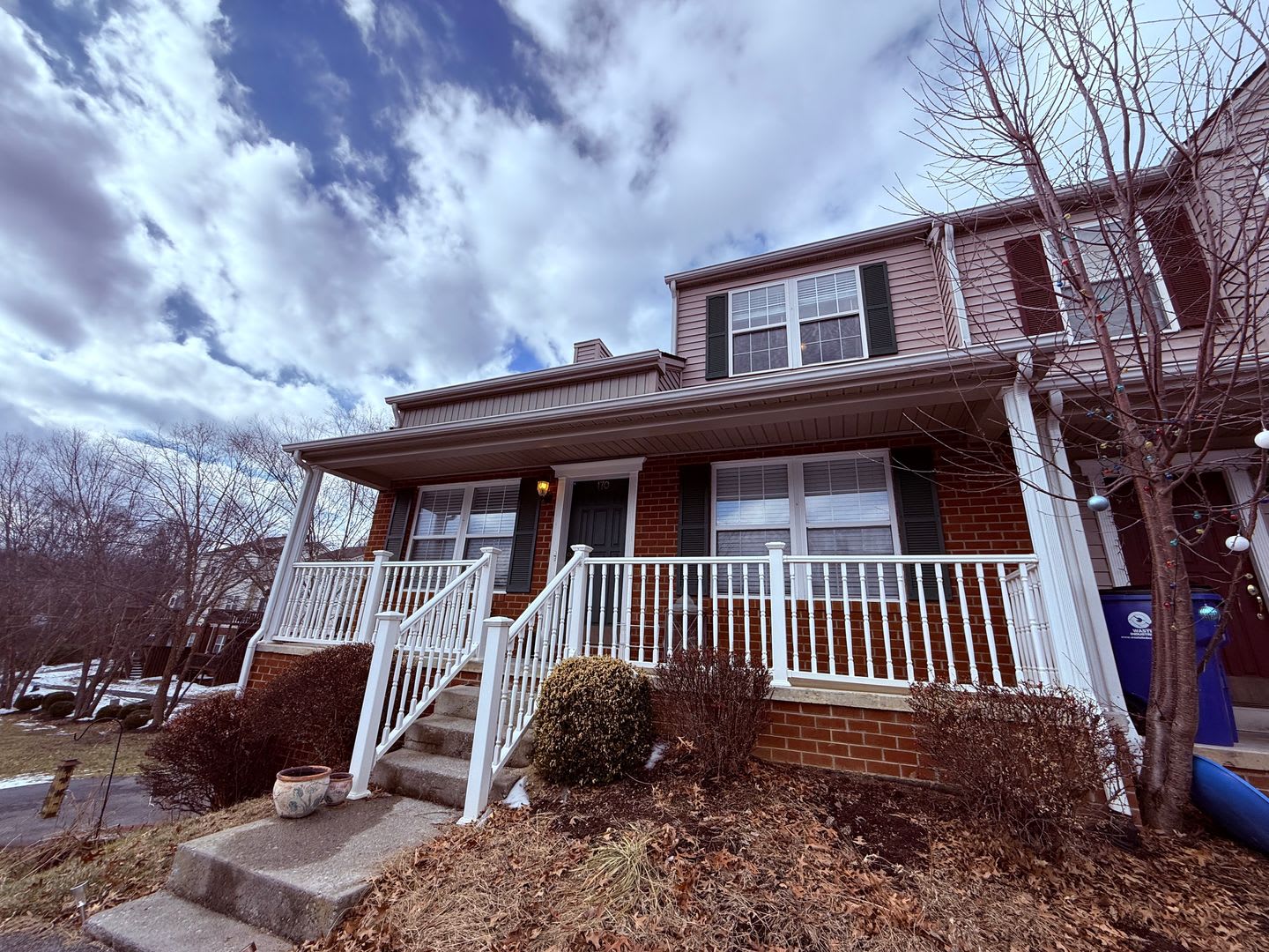 3 Bedroom, 2 Bath End Unit Townhouse – photo 3