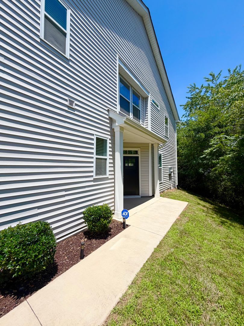 Spacious 3 Bedroom 2 Bath Townhouse W Office For Rent In Fountain Park Convenient Asheville Location – photo 3